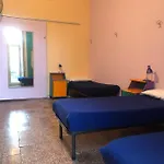 6 Small Rooms Hostal