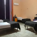 6 Small Rooms Hostal *