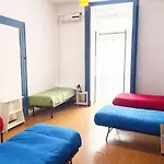 6 Small Rooms Hostal