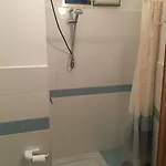 6 Small Rooms Hostel *