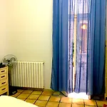 6 Small Rooms * Napels