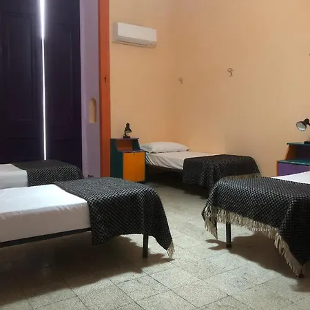 6 Small Auberge de jeunesse *