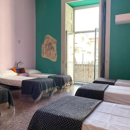 6 Small Auberge de jeunesse