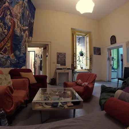 6 Small Rooms Hostel