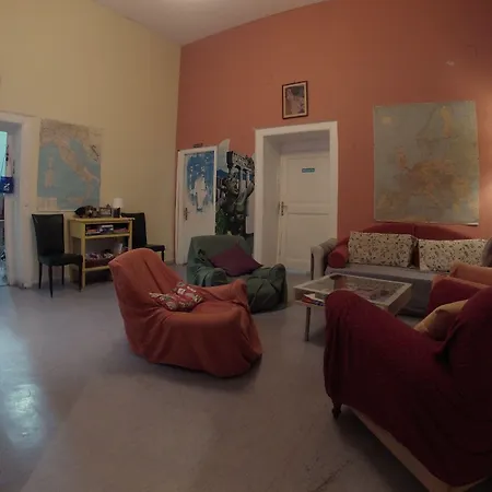 6 Small Rooms ホステル