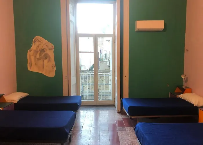 6 Small Hostel Naples